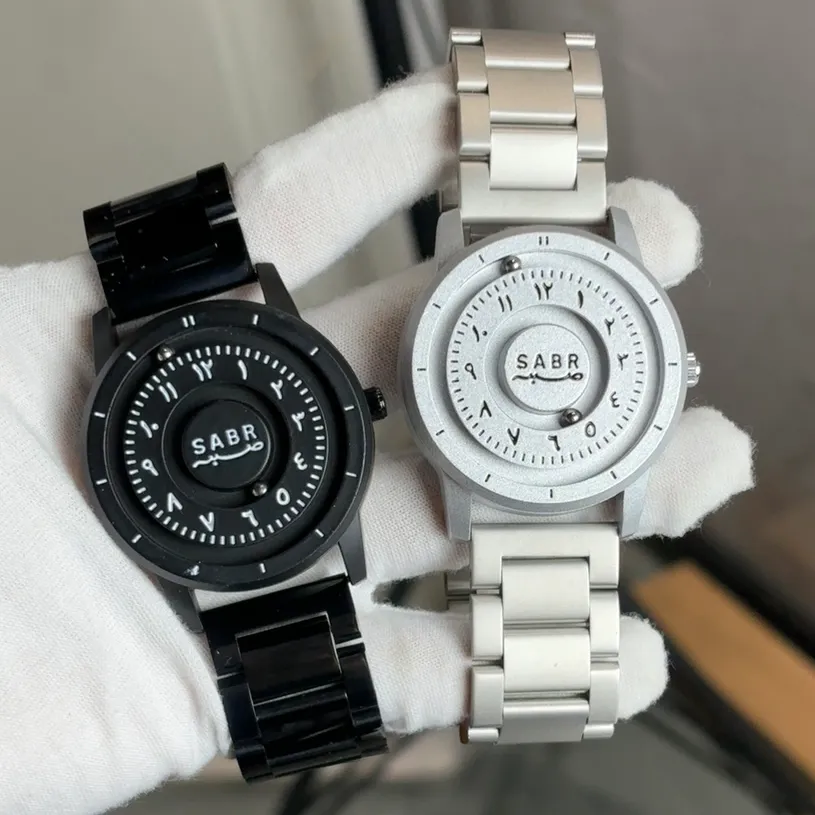 Montre Sabr à chiffres arabes, aiguilles magnétiques