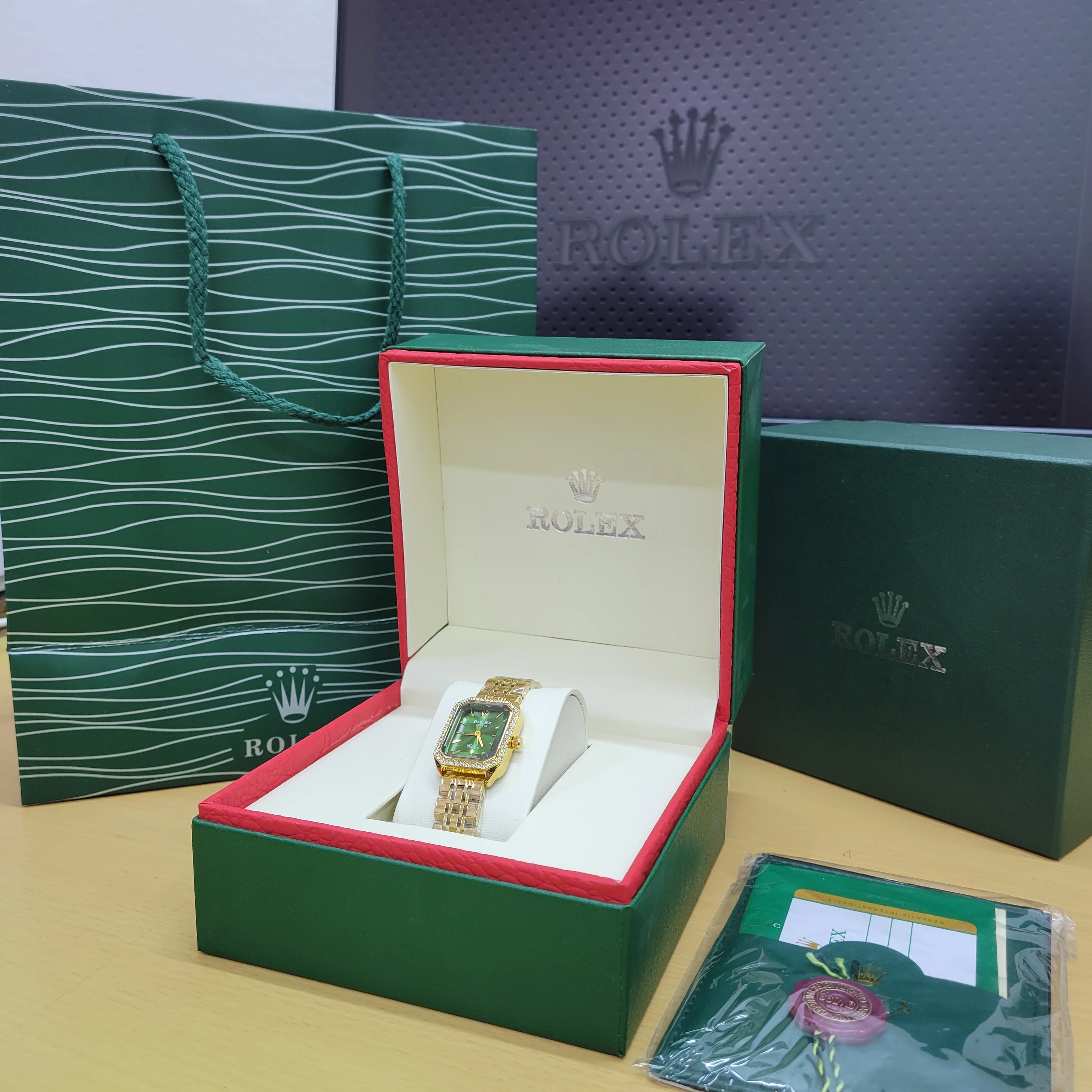 Montre Femmes - ROLEX Avec Boite Officiel