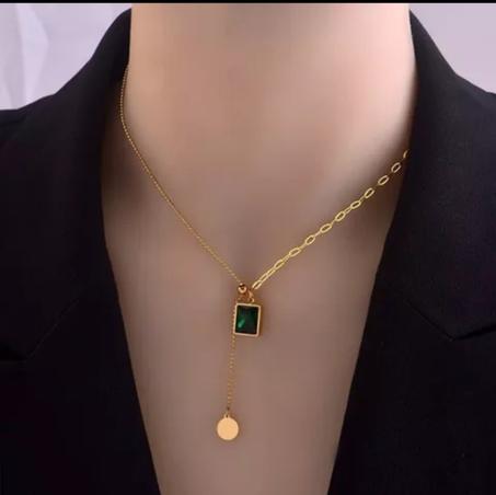 Collier avec pendentif en acier inoxydable