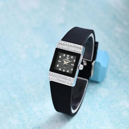 ساعات نسائيه مقدمه من ماركه لوكسينو.