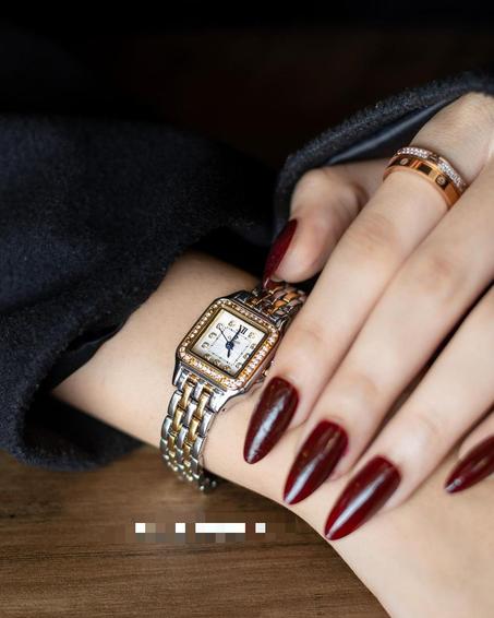 ساعات نسائيه مقدمه من ماركه لوكسينو.