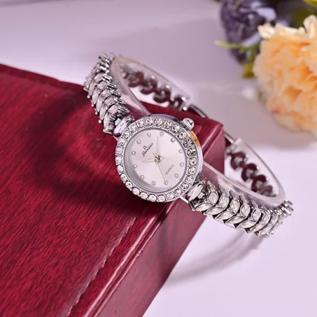 ساعات نسائيه مقدمه من ماركه لوكسينو.