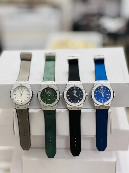 ساعة هوبلو (Hublot) كلاسيك فيوجن - تصميم رياضي فاخر بسوار جلدي وألوان متعددة.