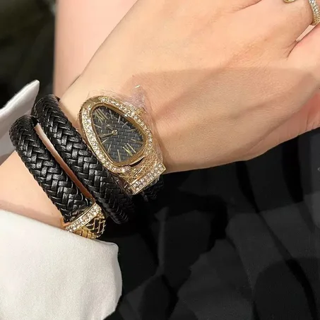 ساعة نسائية أنيقة بتصميم عصري وسوار جلدي مزدوج – لمسة فخامة لكل إطلالة