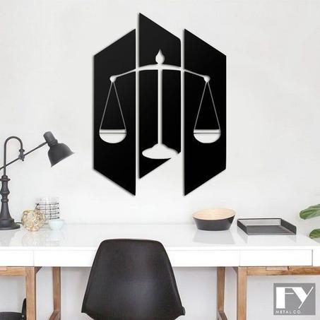 لوحة جدارية على شكل ميزان المحاماة من الخشب