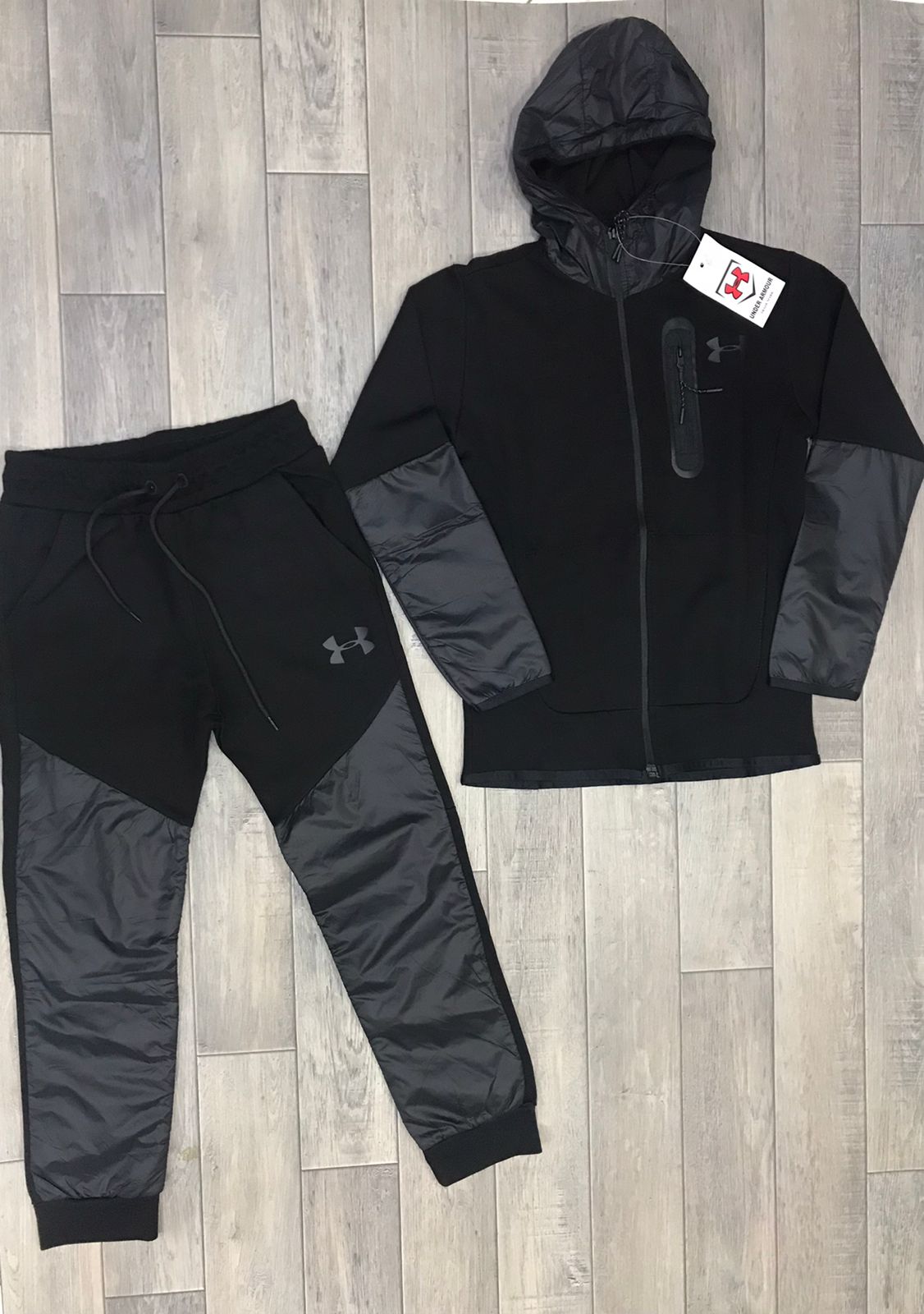 طقم رياضي من UNDER ARMOUR