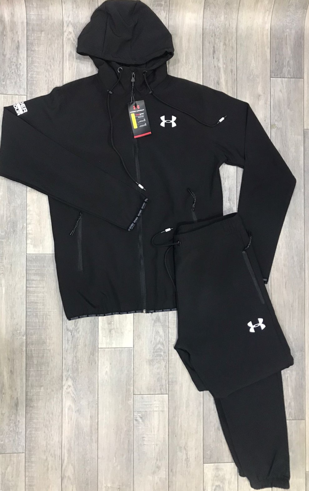 طقم رياضي بغطاء رأس من Under Armour