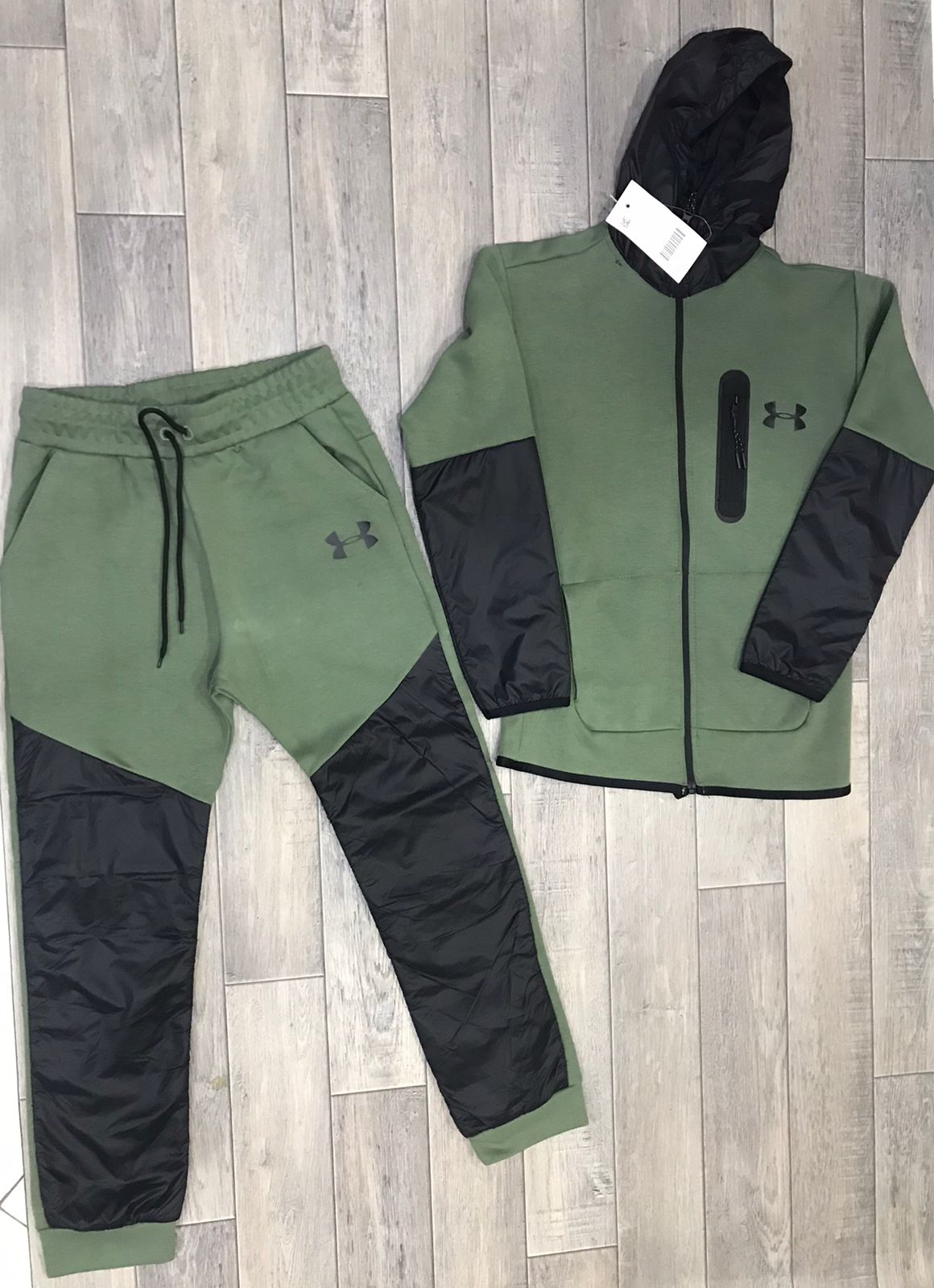 طقم رياضي من UNDER ARMOUR