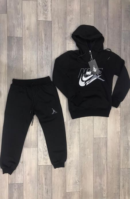 طقم رياضي من NIKE