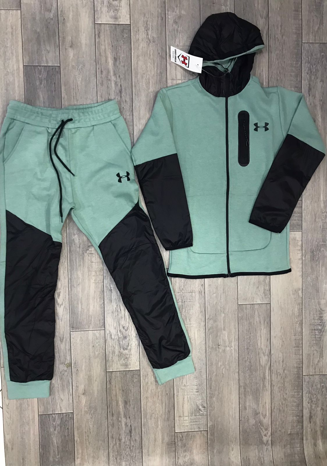 طقم رياضي من UNDER ARMOUR