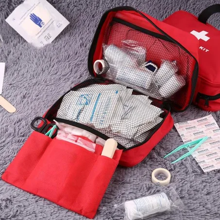 "first aid kit" "حقيبة الإسعافات الأولية ممتلئة بجميع لوازمها الطبية"
