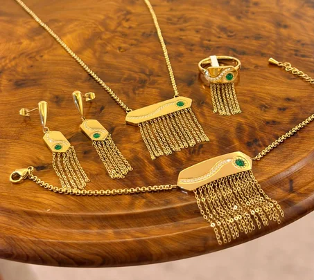 طاقم مجوهرات فاخر بتصميم عصري باللون الذهبي