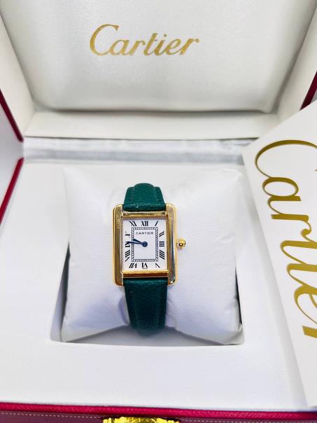 ساعة من النوع CARTIER