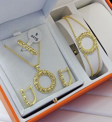 مجموعة منLE ENSEMBLES متنوعة وجديدة في السوف