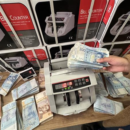 آلة عد النقود الاتوماتيكية الشاملة المطورة ،من أسرع الآلات توفر لك الوقت مع إكتشاف الاوراق المزورة و اعطاء تقرير مفصل . [الشحن مجاني خلال يومين
