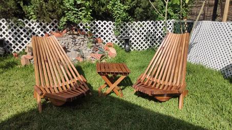 2 Chaises en cèdre pour le confort extérieur et interieur avec la table