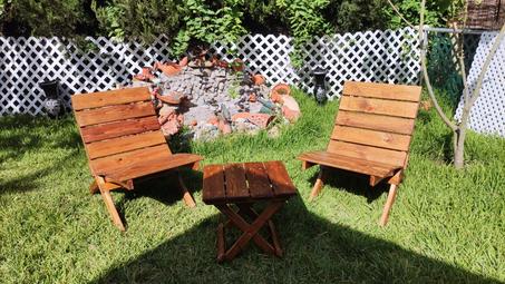 2 Chaises en cèdre pour le confort extérieur avec la table