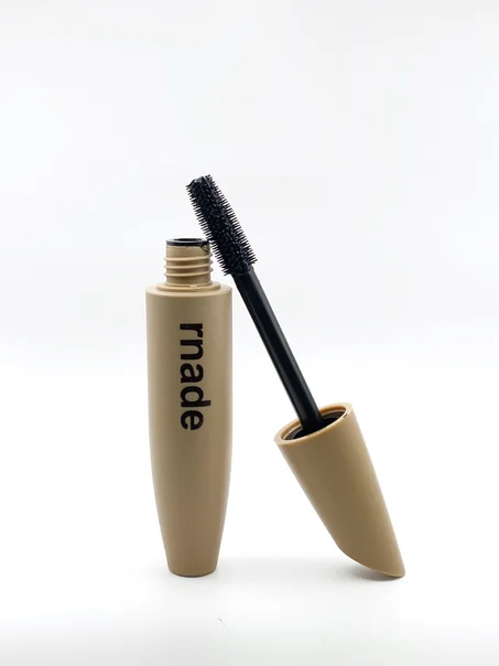 ماسكارا مقاومة للماء – رموش كثيفة وثابتة طوال اليوم