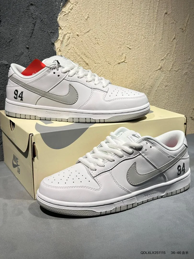 Supreme x Nike SB Dunk Low – أبيض/رمادي إصدار “94”