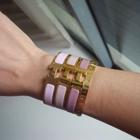 إسورة "Luxe Bangle" المرصعة - فخامة التصميم بلمسة السوليتير الساحرة