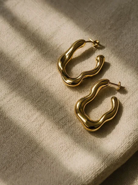 مجموعة "Aura Gold" للأقراط - تصاميم متداخلة وعصرية بلمسة ذهبية دافئة