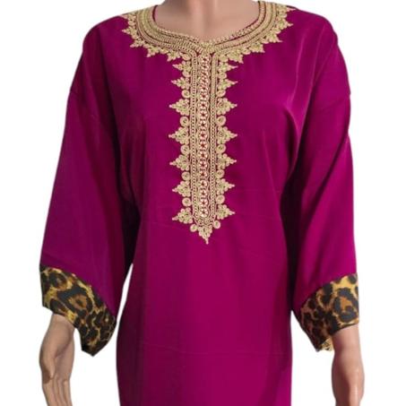 قفطان نسائي عصري بلون فوشي مطرز بزخرفة ذهبية ولمسة بطابع النمر