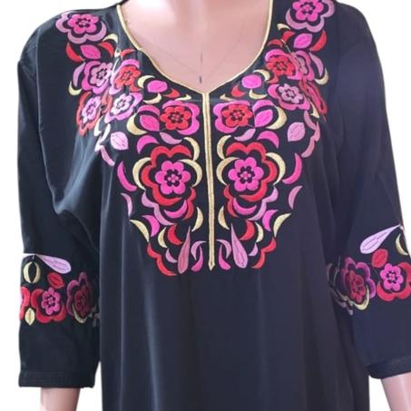 جلابة عصرية سوداء مطرزة بنقوش وردية وزهرية بألوان زاهية