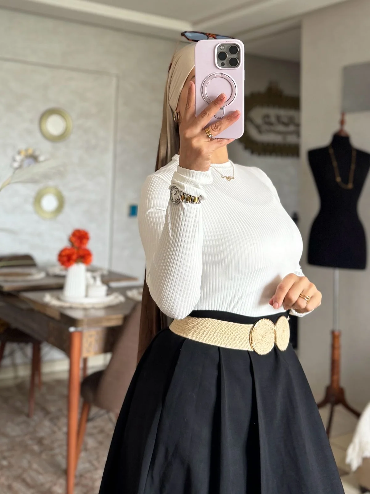 طقم نسائي يجمع الأناقة والراحة