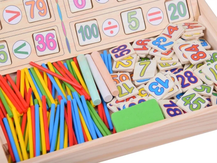 coffret éducatif en bois avec tableau de mathématiques