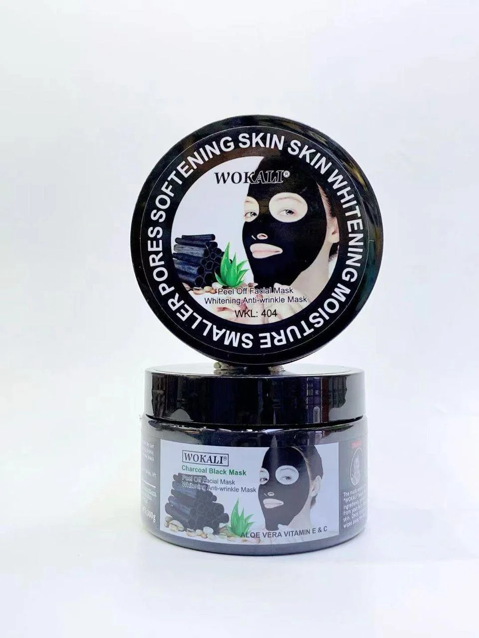 قناع ووكالي الأسود بالفحم النشط، وهو قناع تقشير مصمم لتنظيف البشرة بعمق.