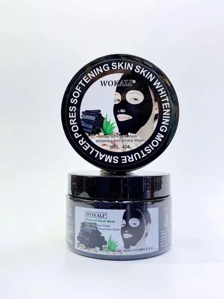 قناع ووكالي الأسود بالفحم النشط، وهو قناع تقشير مصمم لتنظيف البشرة بعمق.
