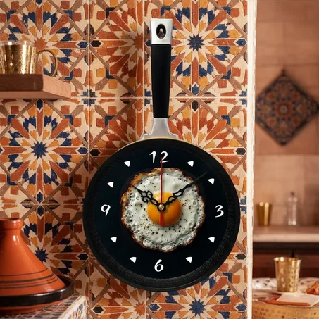 Une horloge murale en forme de Poêle à omelette.
