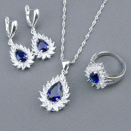 يتضمن الطقم قلادة متدلية على سلسلة أنيقة، وأقراط متطابقة، وخاتم قابل للتعديل لإطلالة متكاملة.