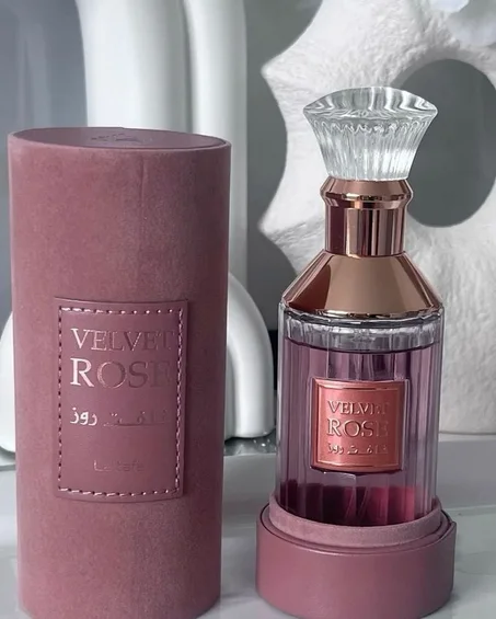 مزيج ساحر يفتتح بلمسة من الورد الدمشقي والفلفل الوردي المنعش، ثم يتطور إلى قلب دافئ.