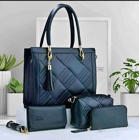 صاك عبارة عن مجموعة متكاملة تتكون من أربع قطع أساسية، كلها تتميز بلمسة موحدة من الفخامة والتصميم الجذاب.