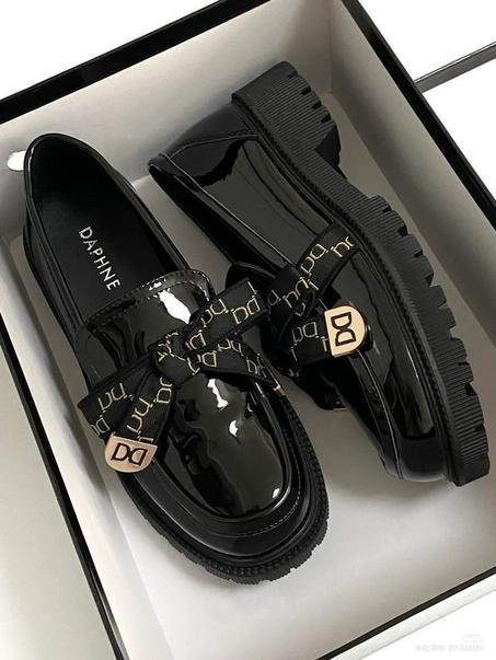 حذاء(Loafer)نسائي عصري وجذاب، مثالي للمرأة التي تبحث عن الأناقة والراحة مع لمسة جريئة