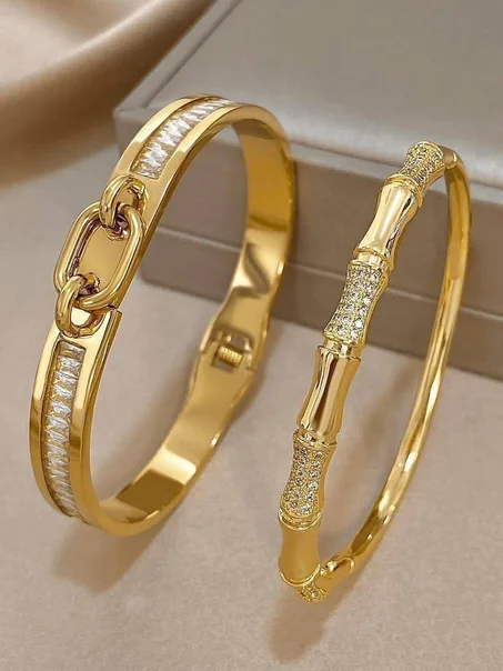 هذا الطقم هو التعبير الأمثل عن التوازن بين اللون البلاكيور  العميق للثقة والبريق الذهبي للرفاهية. ارتديه لإضافة لمسة .