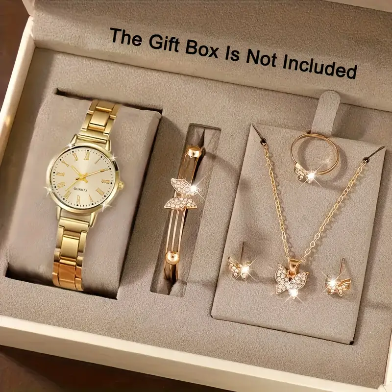 طقم إكسسوارات نسائي متكامل، يتميز بتصميم أنثوي ناعم يجمع بين اللون الذهبي وشكل الفراشة المرصعة.