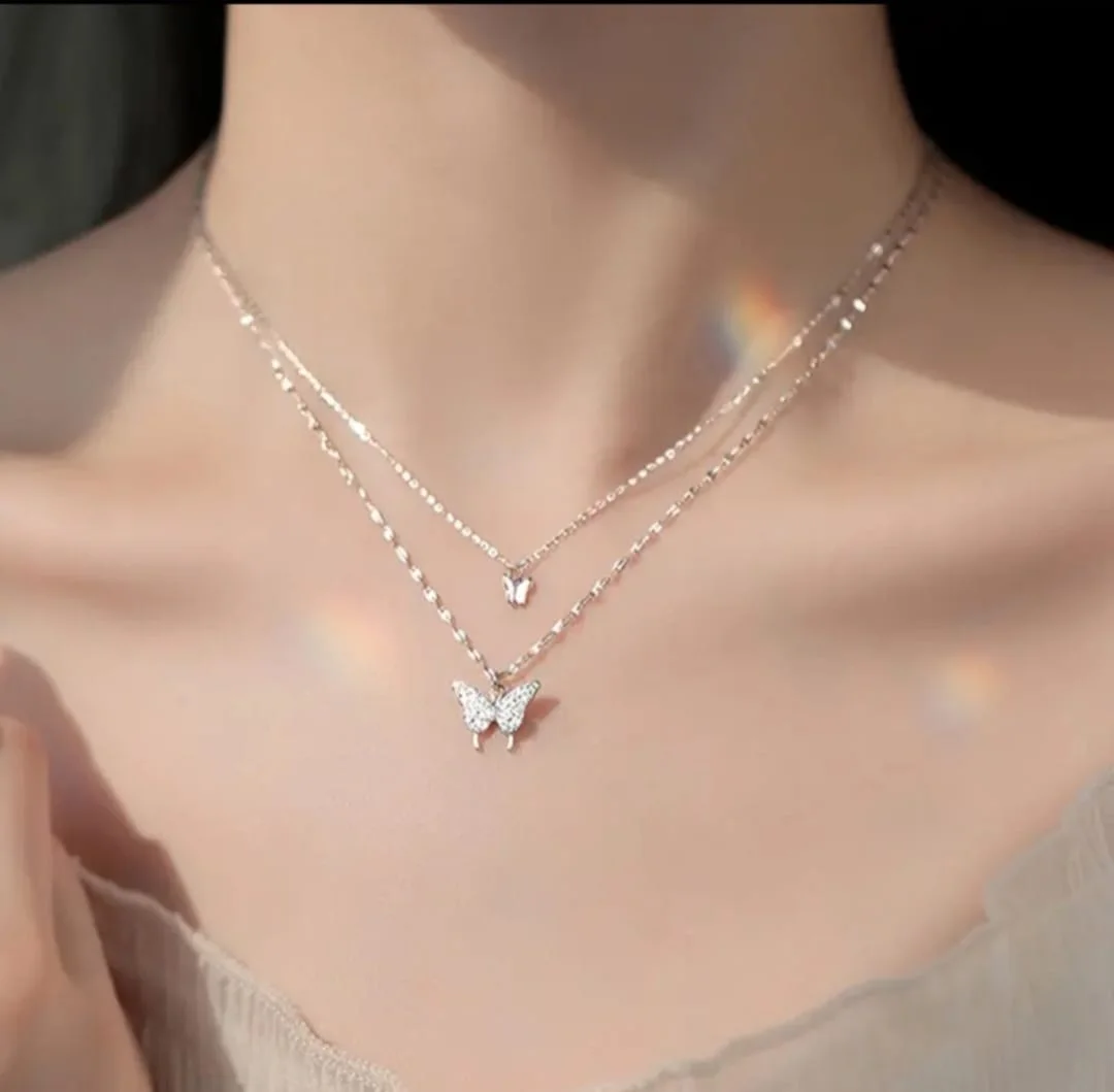 قلادة الفراشة الكرستالية