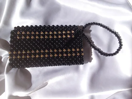 حقيبة يدوية باللؤلؤ – الأناقة تبدأ من هذه القطعة الفريدة