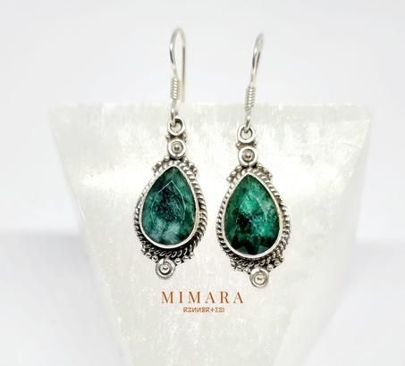 Boucles d'oreilles "d'émeraudes indiennes" en métal d'argent.