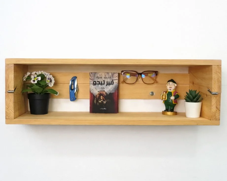 الرف الحائطي الخشبي