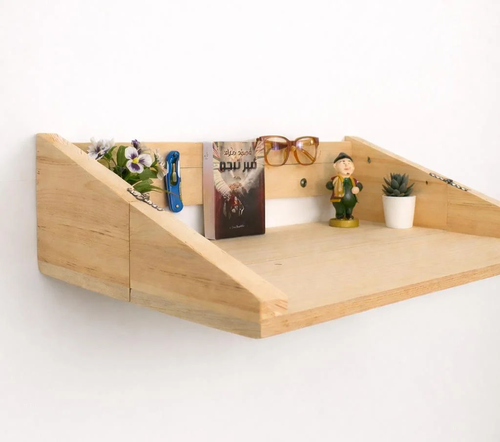 الرف الحائطي الخشبي