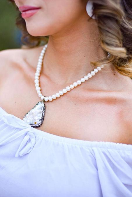 Collier avec Perles de Culture et Pendentif en Nacre (pièce unique)