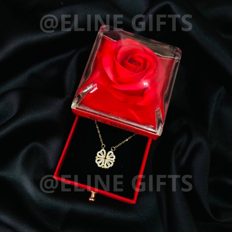 علب هدايا راقية مع قلادات فاخرة