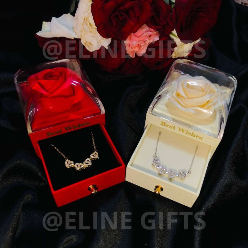 علب هدايا راقية مع قلادات فاخرة