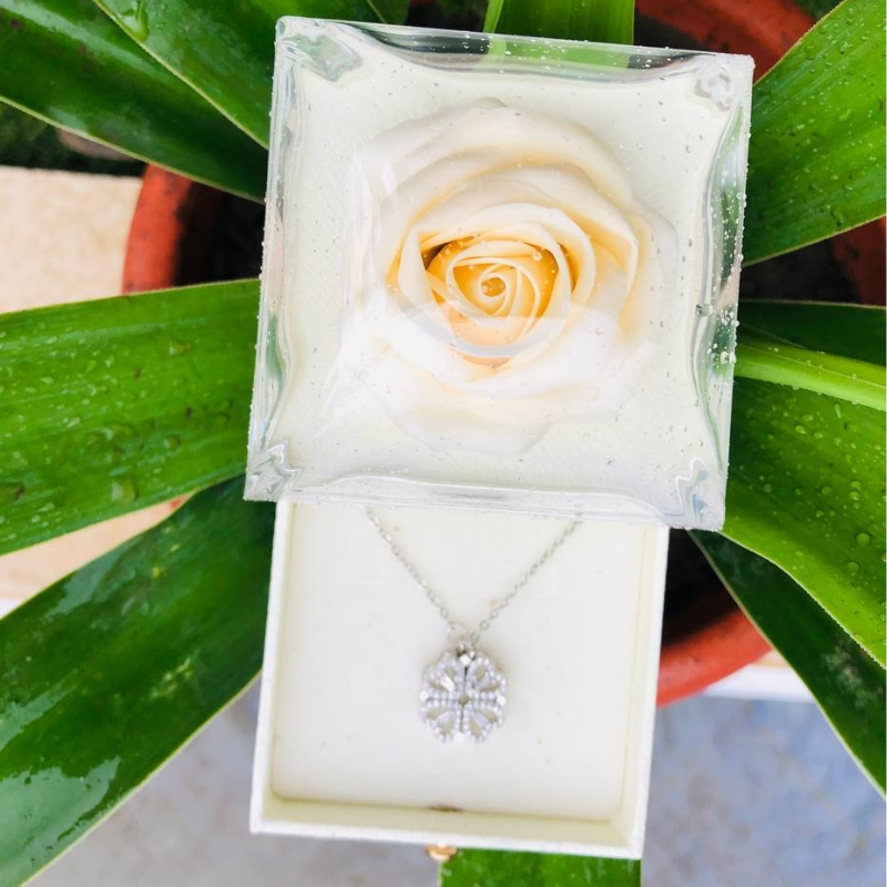 علب هدايا راقية مع قلادات فاخرة