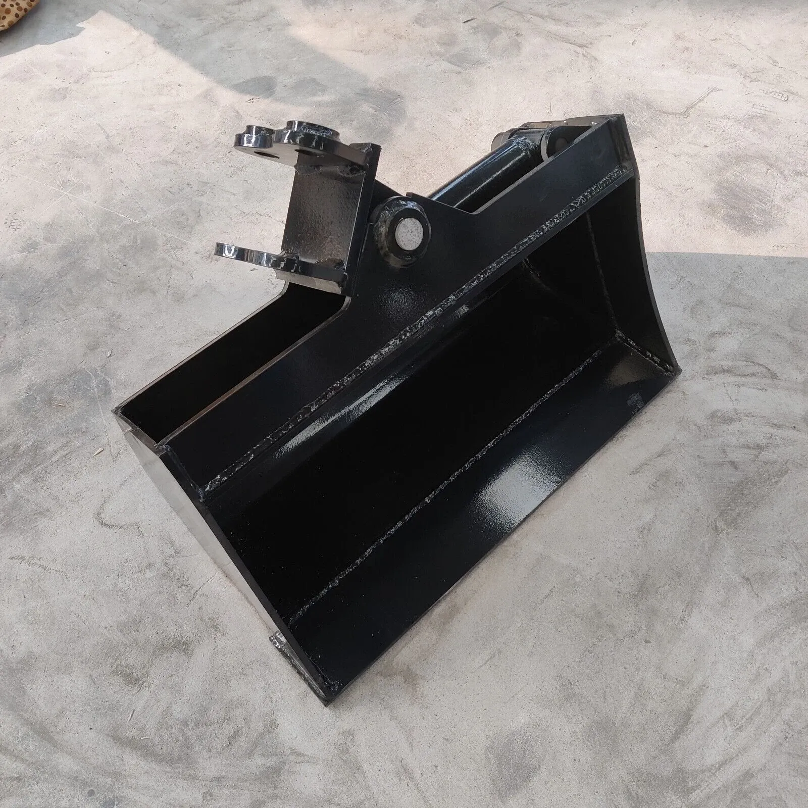 600mm Tilting Bucket Attachment for TYPHON Mini Excavators Mini Excavator Bucket