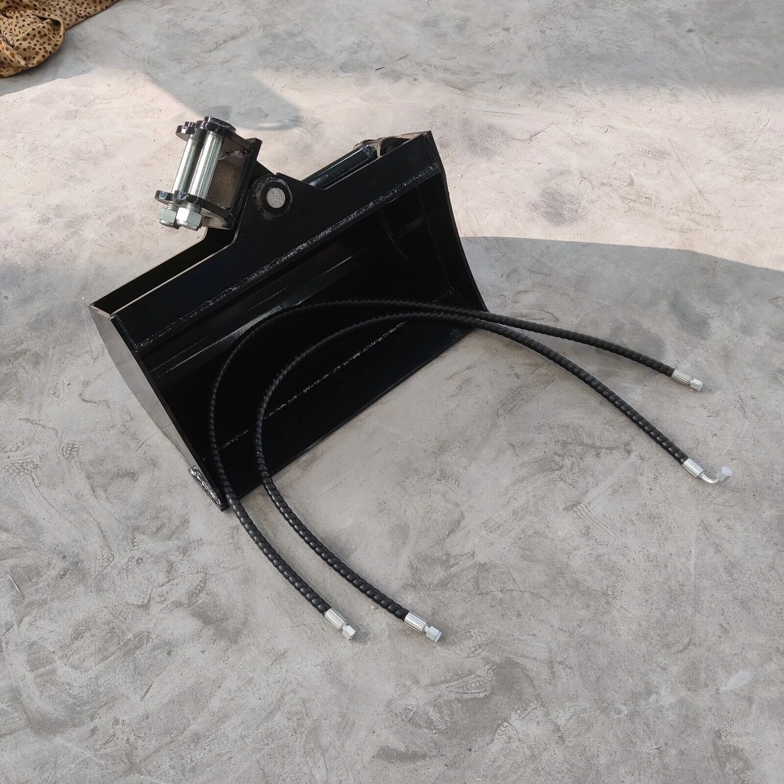 600mm Tilting Bucket Attachment for TYPHON Mini Excavators Mini Excavator Bucket