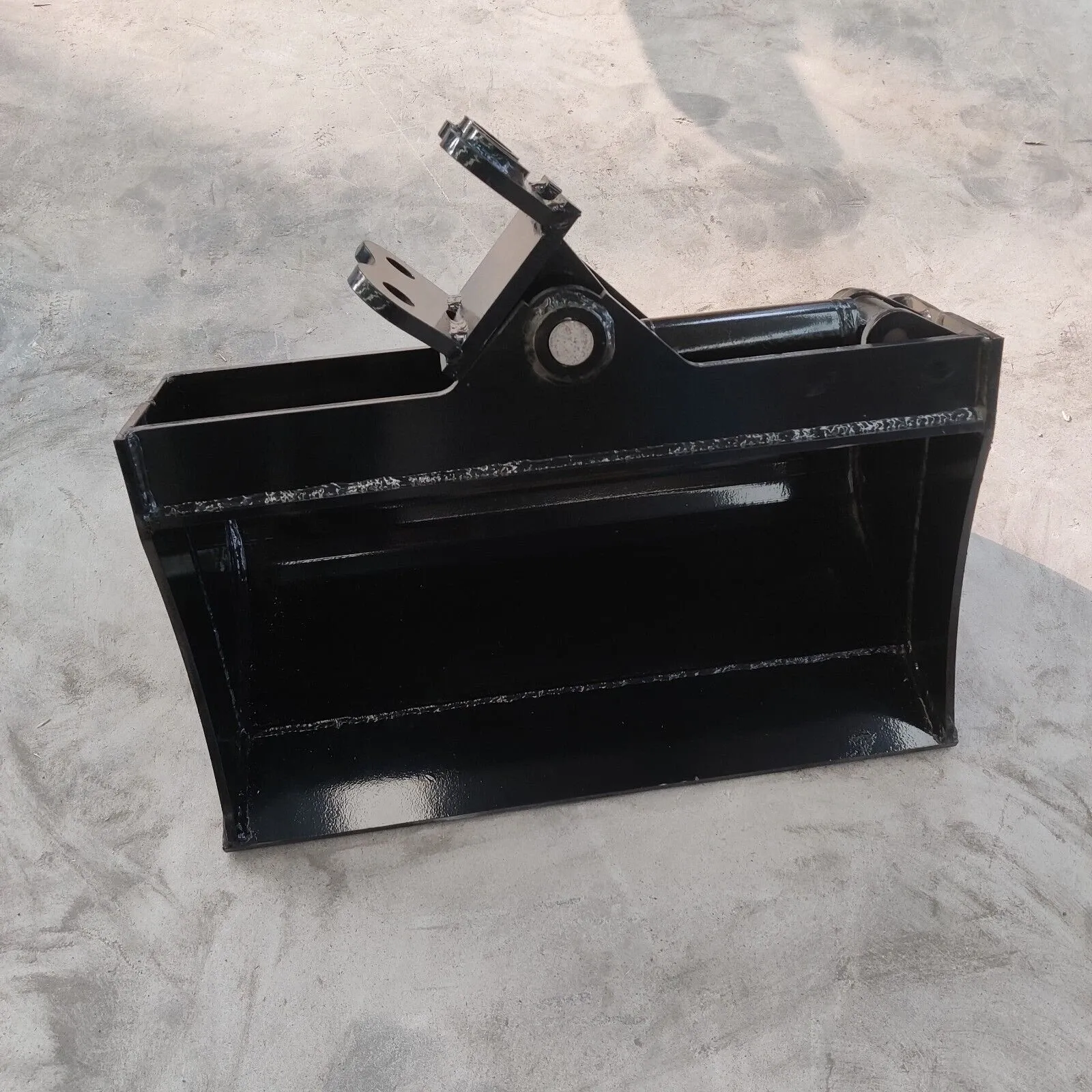 600mm Tilting Bucket Attachment for TYPHON Mini Excavators Mini Excavator Bucket